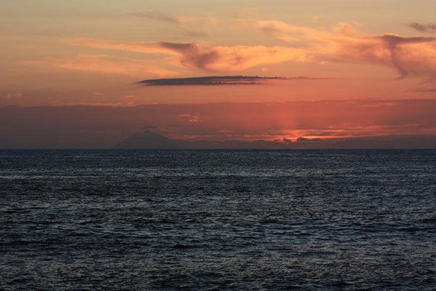 Západ slunce za sopkou Stromboli